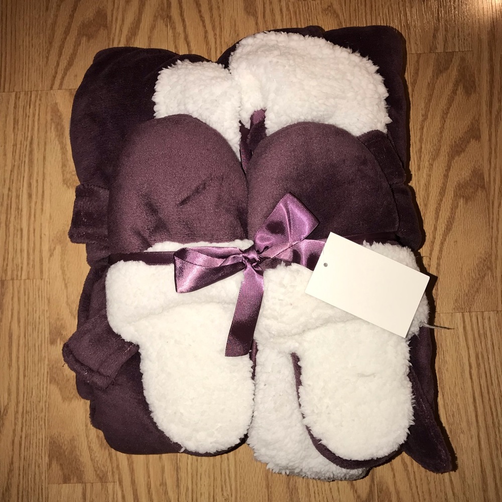 ❌Sold❌ 🎁🎄Robe & Slipper Set 🎄🎁 - Picture 2 of 3